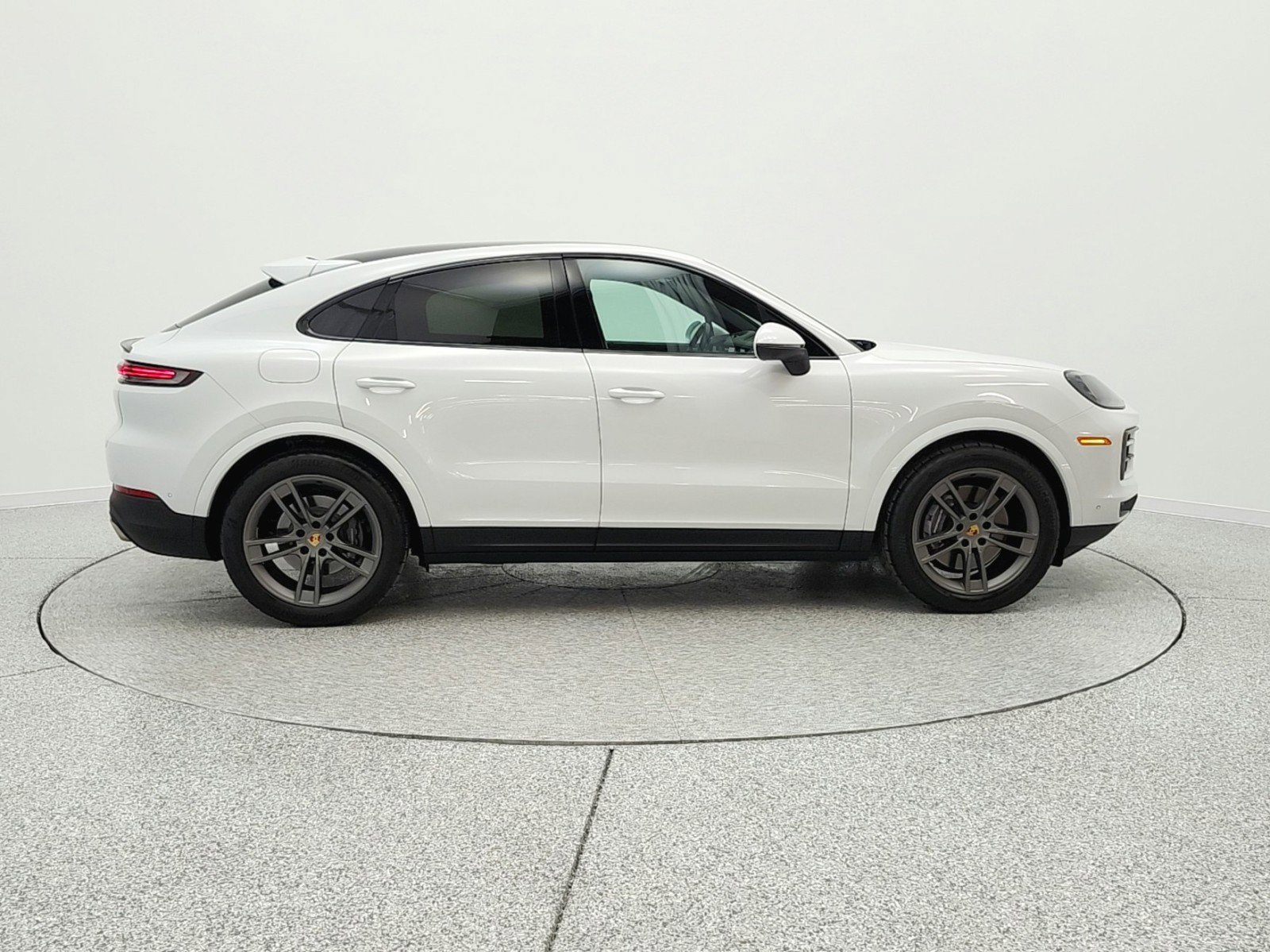 Used 2024 Porsche Cayenne Coupe image 4
