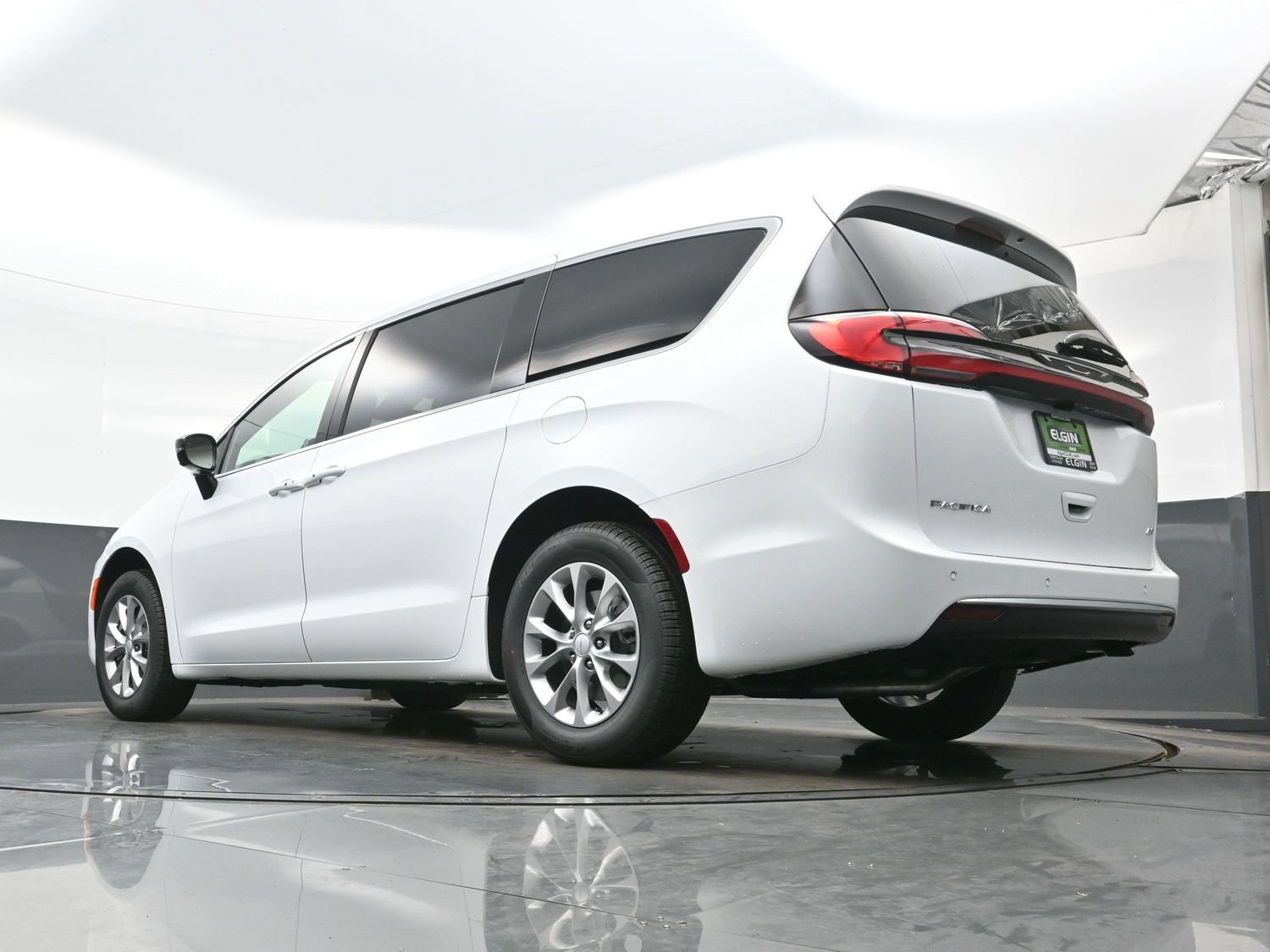 New 2027 Chrysler Pacifica Select AWD/4WD image 17