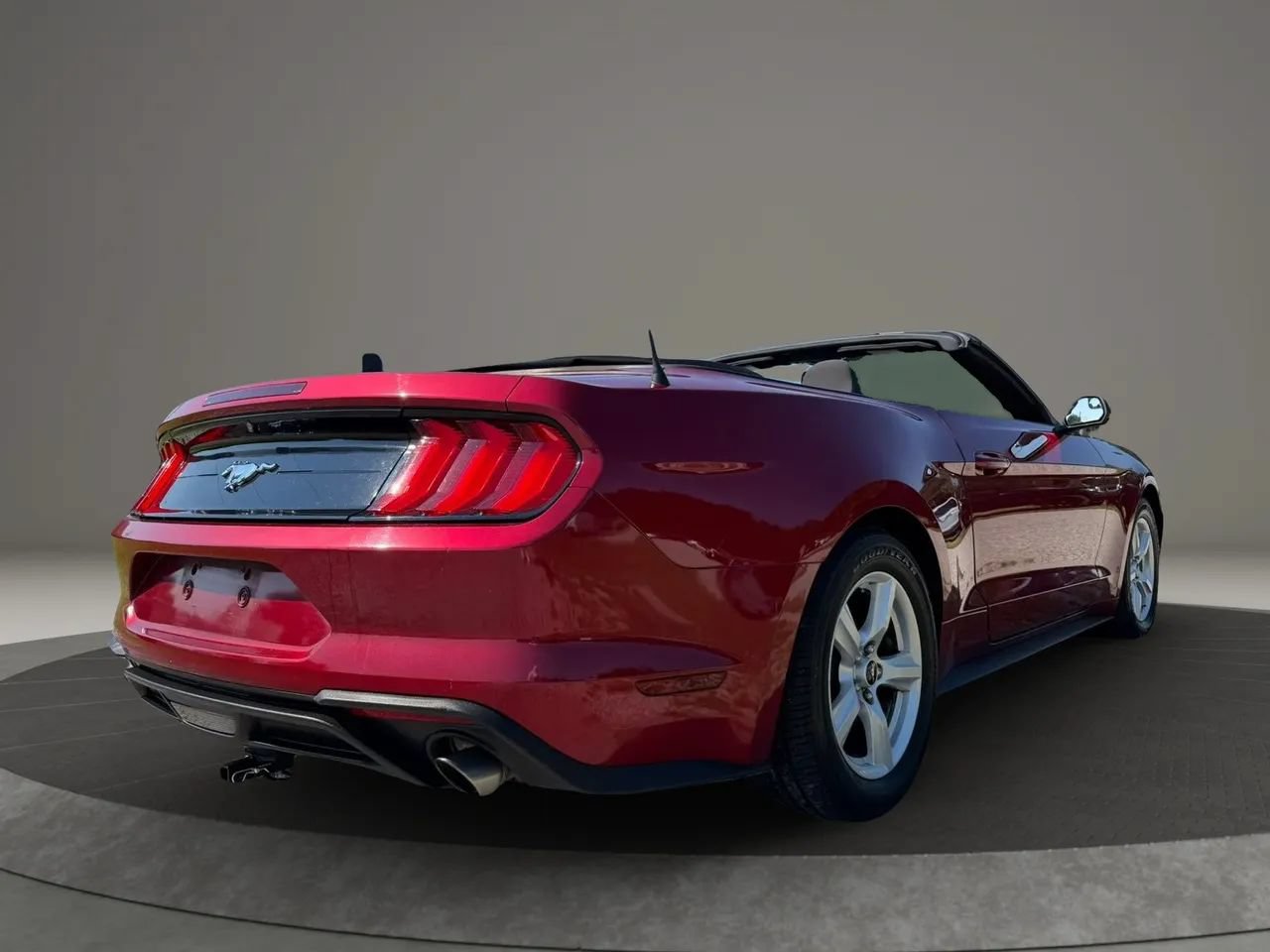 Used 2019 Ford Mustang Convertible RWD image 5