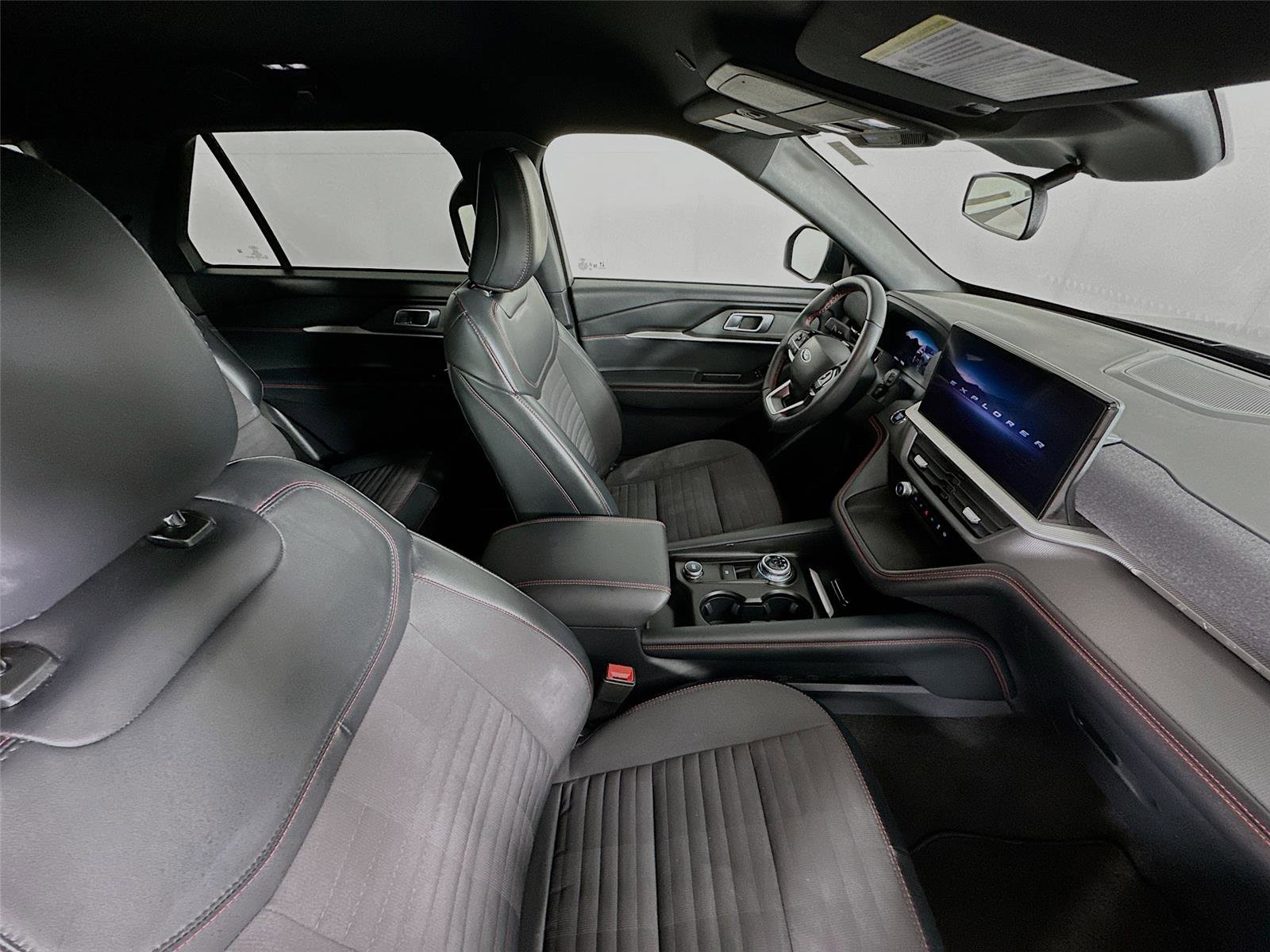Used 2025 Ford Explorer ST-Line w/ ST-Line Street Pack image 30