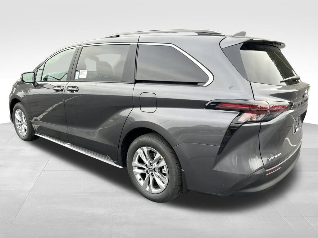 New 2025 Toyota Sienna XLE image 3