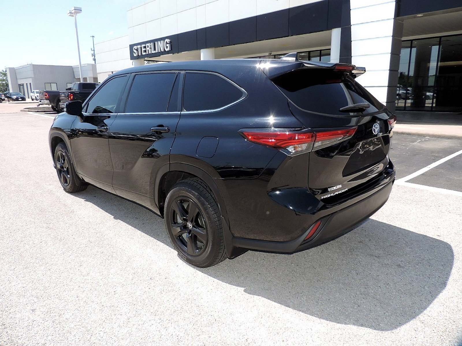 Used 2023 Toyota Highlander LE FWD image 7