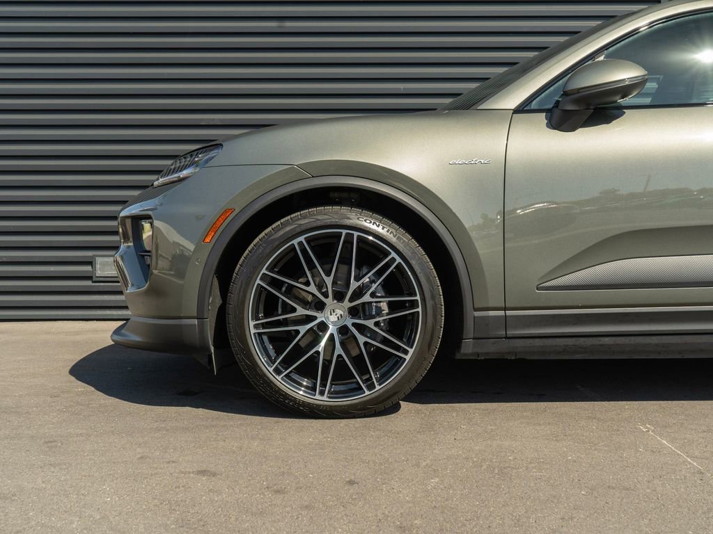 Used 2024 Porsche Macan 4 Electric image 12