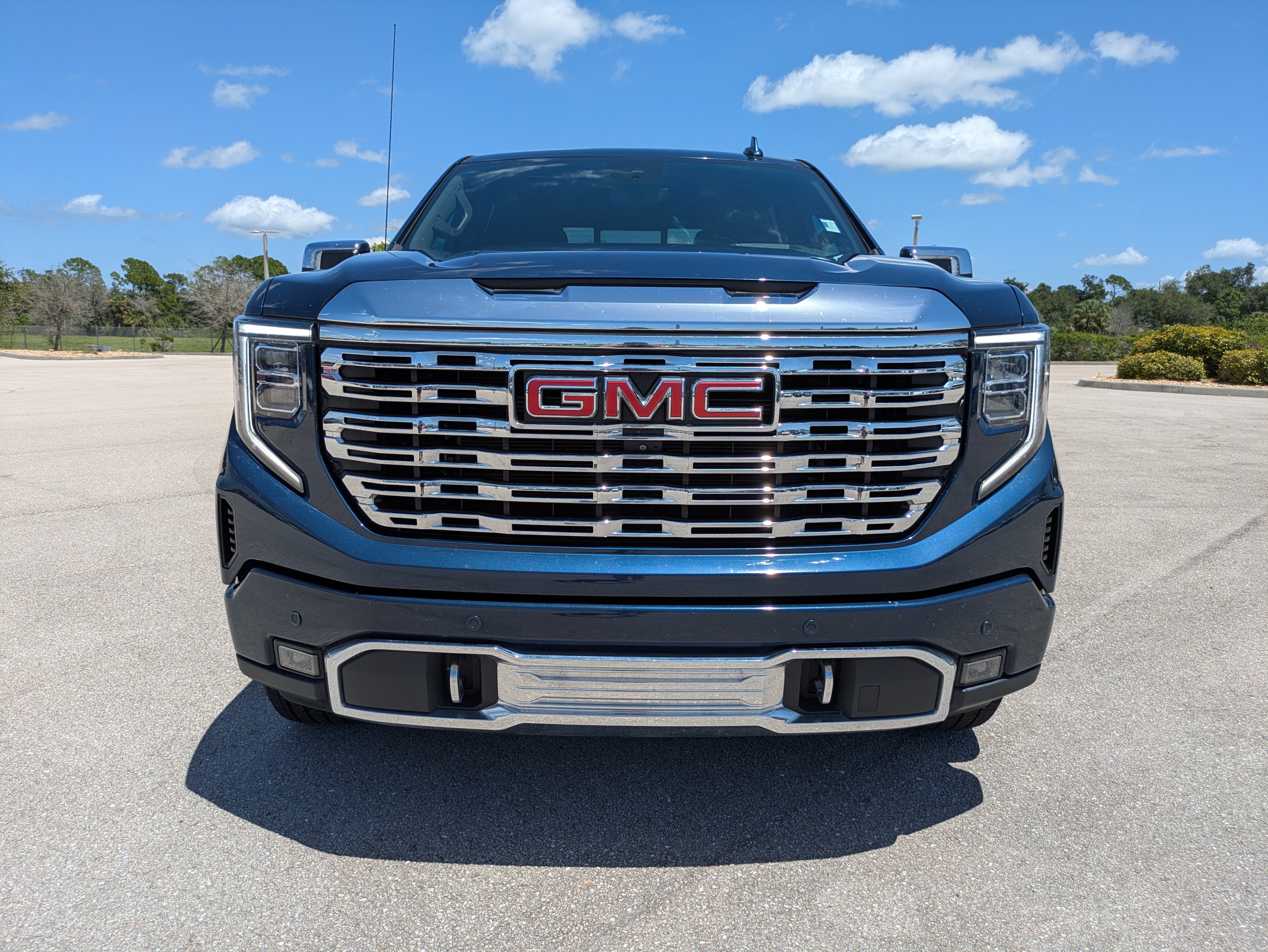 Used 2023 GMC Sierra 1500 Denali w/ Technology Package AWD/4WD image 9