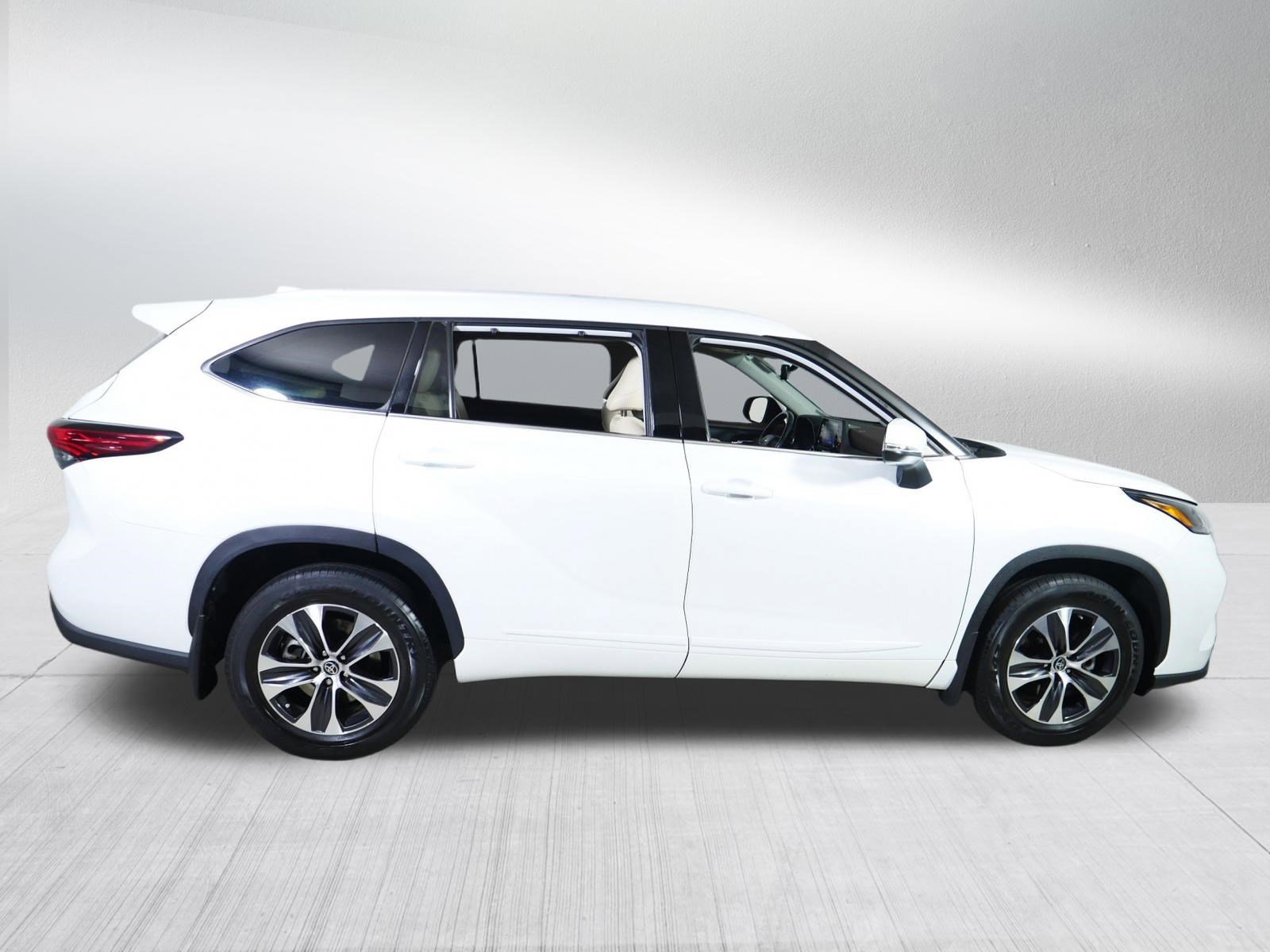 Used 2022 Toyota Highlander XLE AWD/4WD image 8