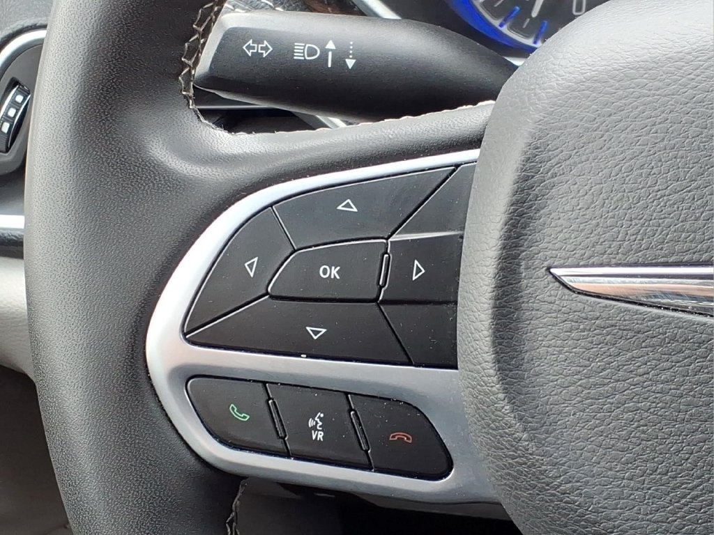 Used 2024 Chrysler Pacifica Limited FWD image 13