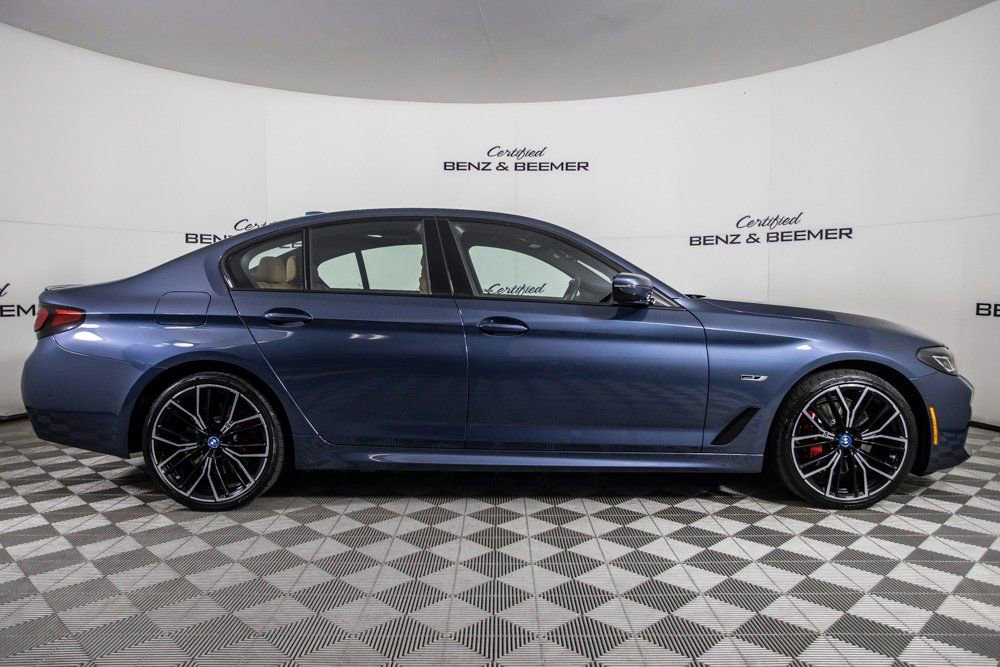 Used 2023 BMW 530e w/ M Sport Package image 4