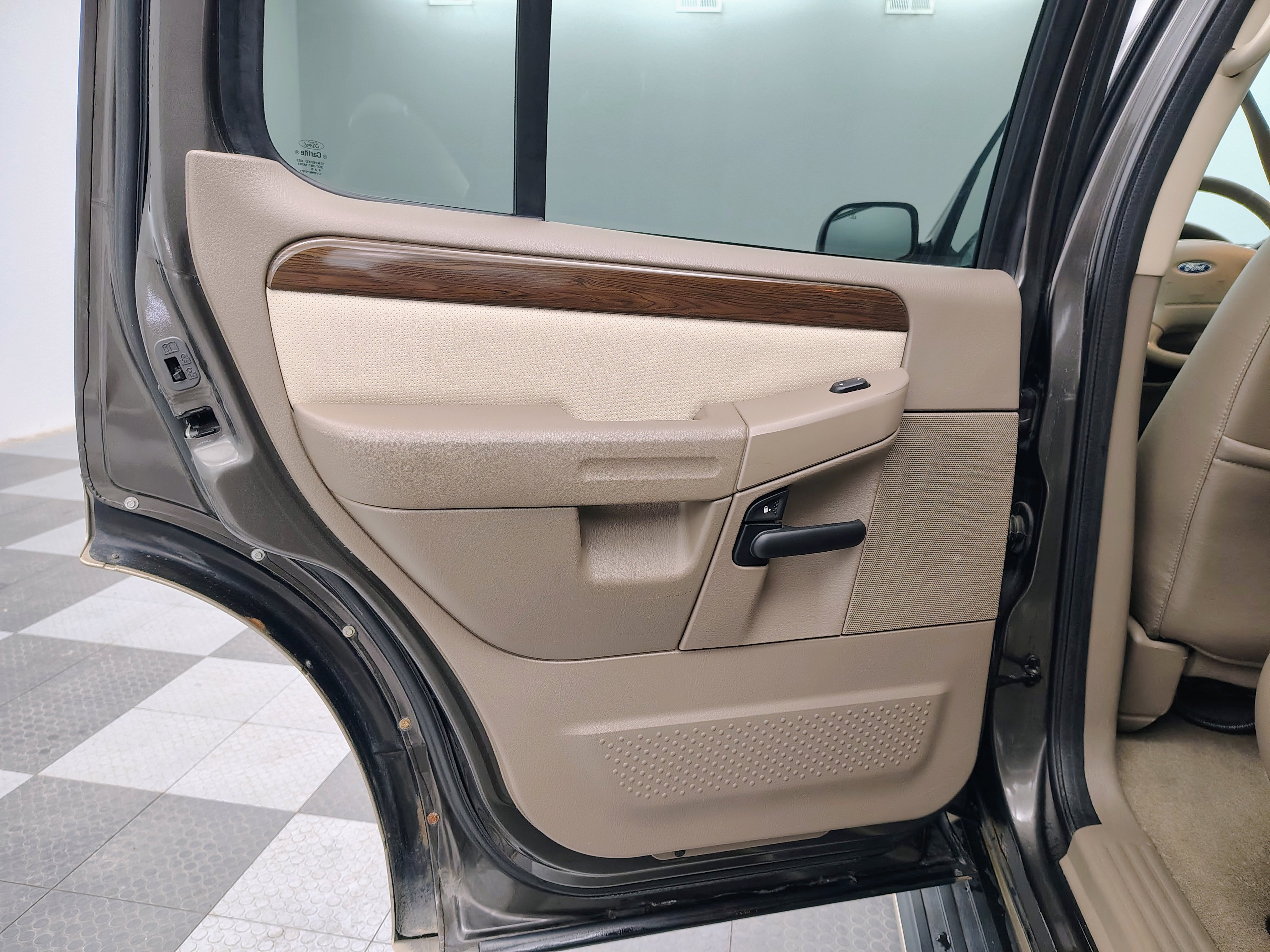 Used 2005 Ford Explorer Eddie Bauer image 10