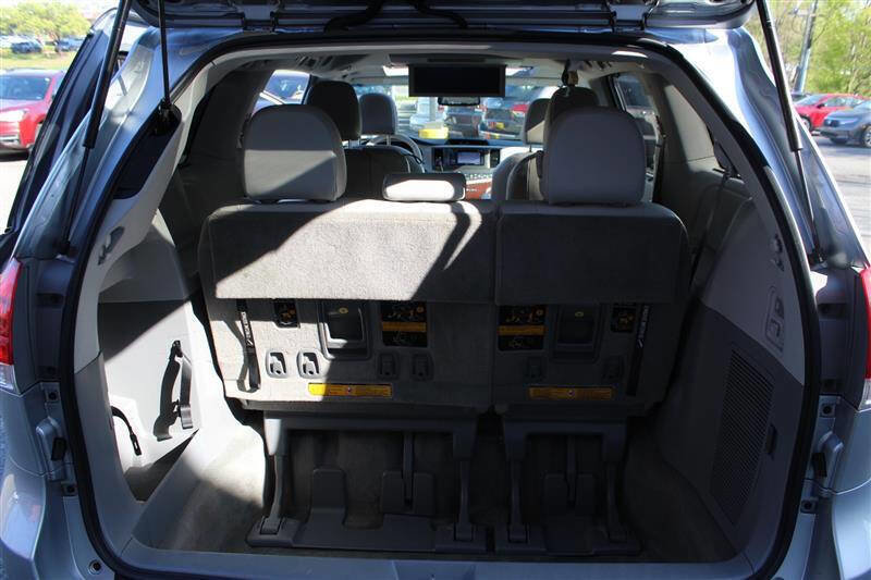 Used 2013 Toyota Sienna XLE w/ Entertainment Pkg FWD image 30