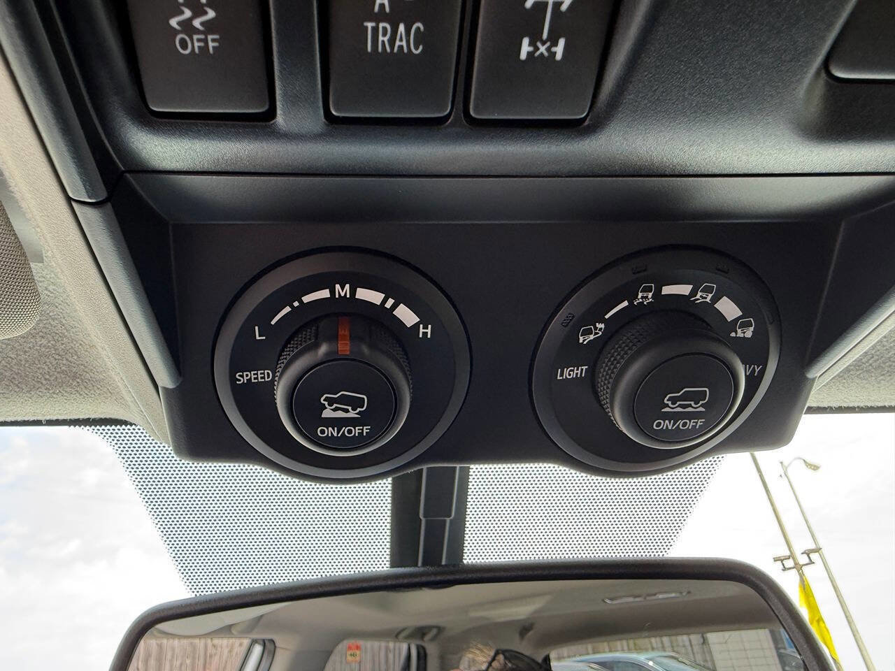 Used 2018 Toyota 4Runner TRD Off-Road Premium AWD/4WD image 25