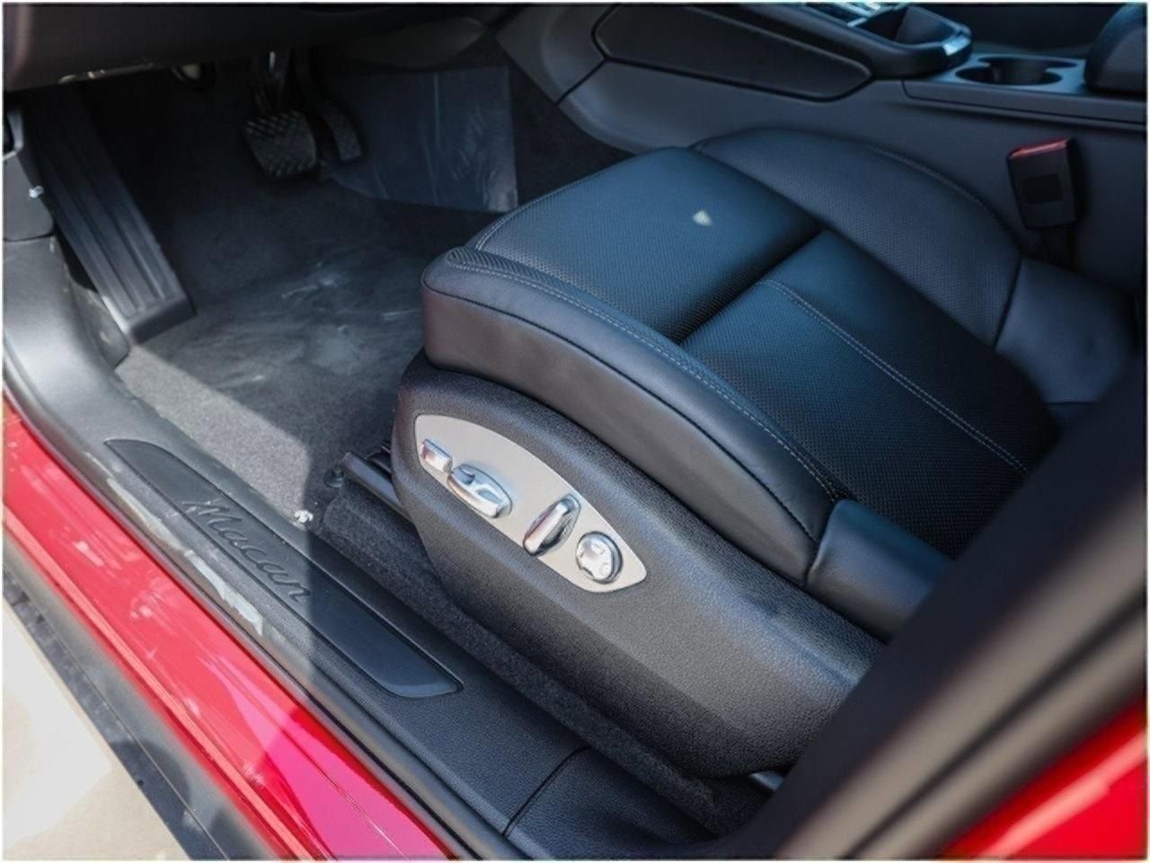 Certified 2025 Porsche Macan AWD/4WD image 14