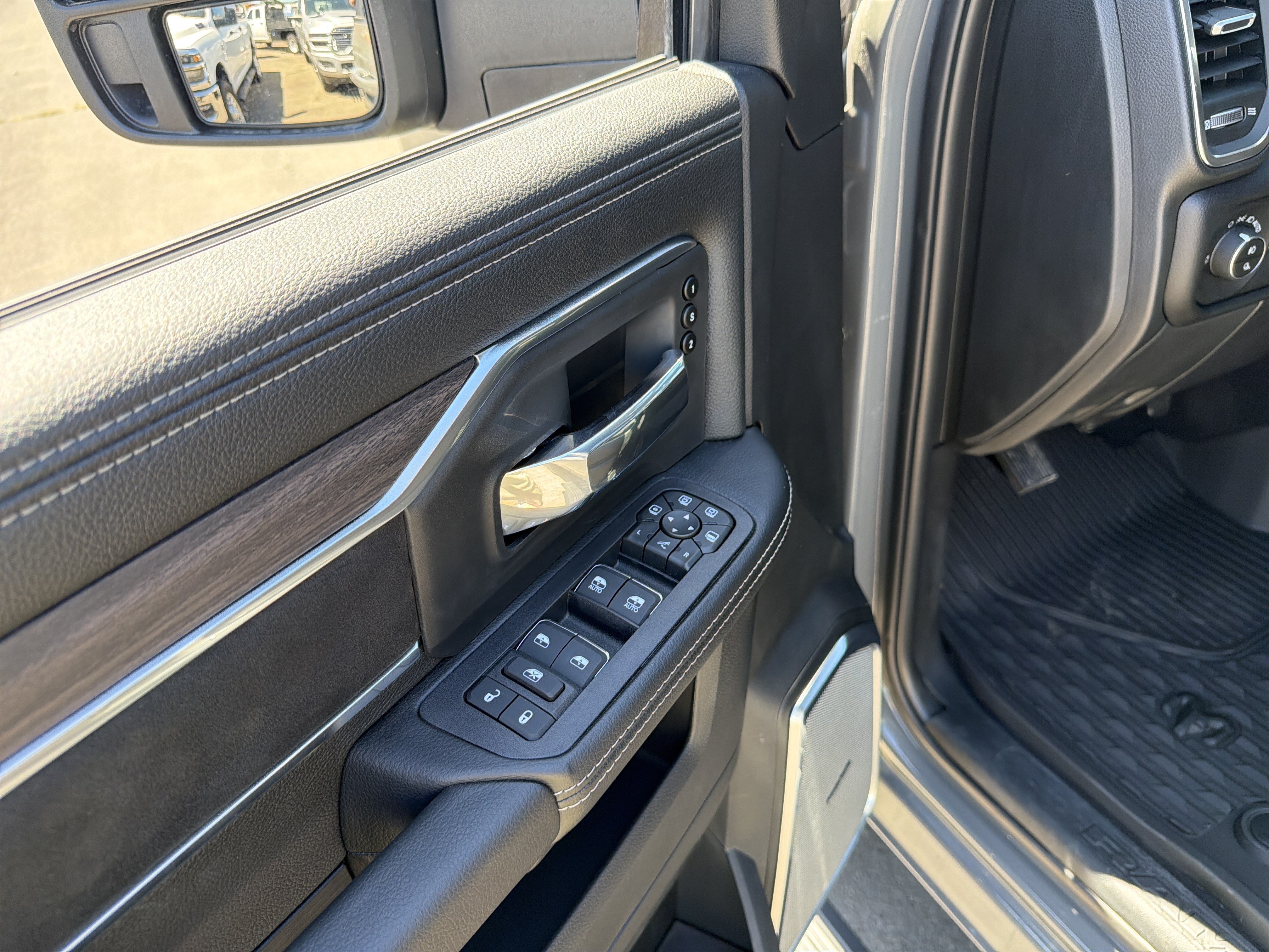 New 2026 RAM 3500 Laramie AWD/4WD image 15