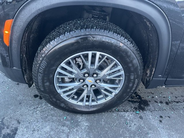 Used 2025 Chevrolet Traverse LT image 2