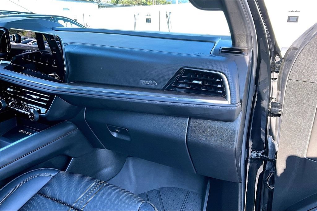 Used 2025 Chevrolet Tahoe High Country AWD/4WD image 17