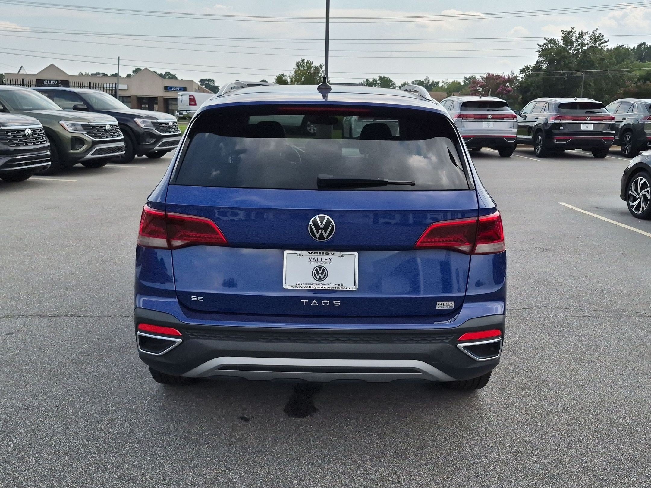 Used 2023 Volkswagen Taos SE FWD image 4