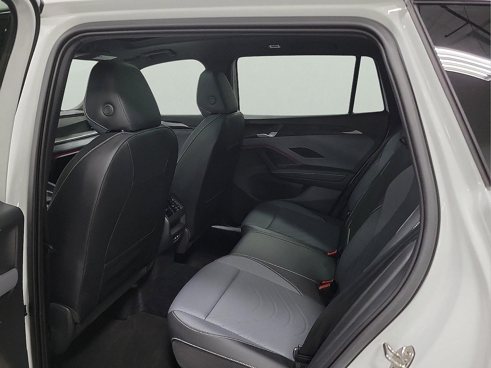 Used 2025 Volkswagen Tiguan SE R-Line AWD/4WD image 9