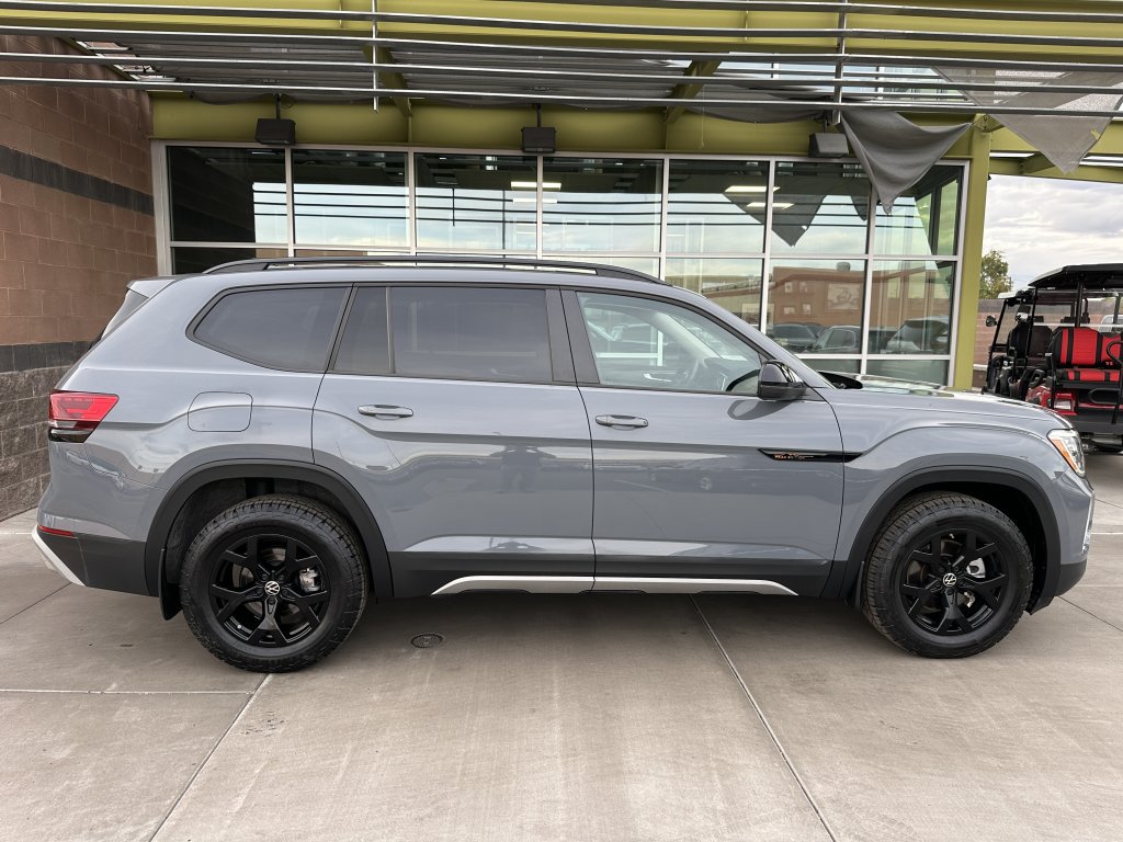 Used 2024 Volkswagen Atlas Peak Edition SE AWD/4WD image 10