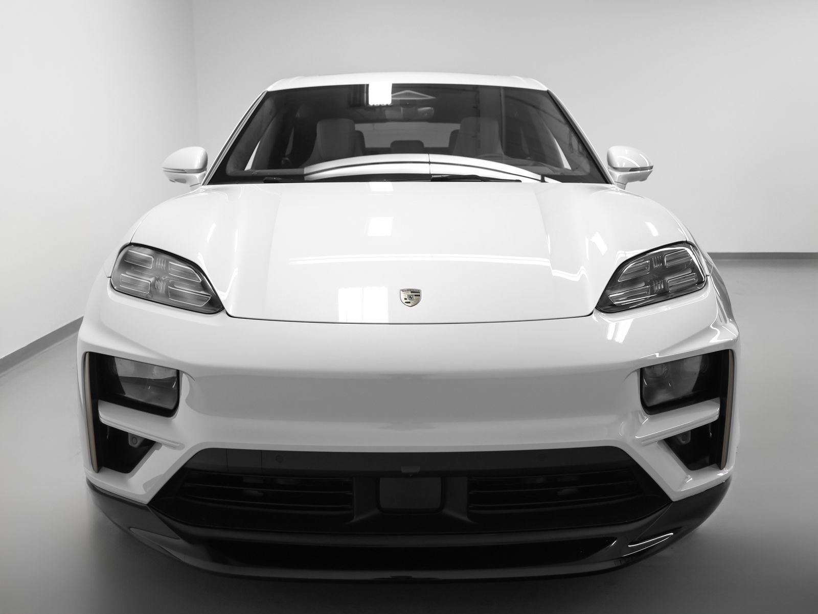 Used 2025 Porsche Macan Turbo Electric AWD/4WD image 8