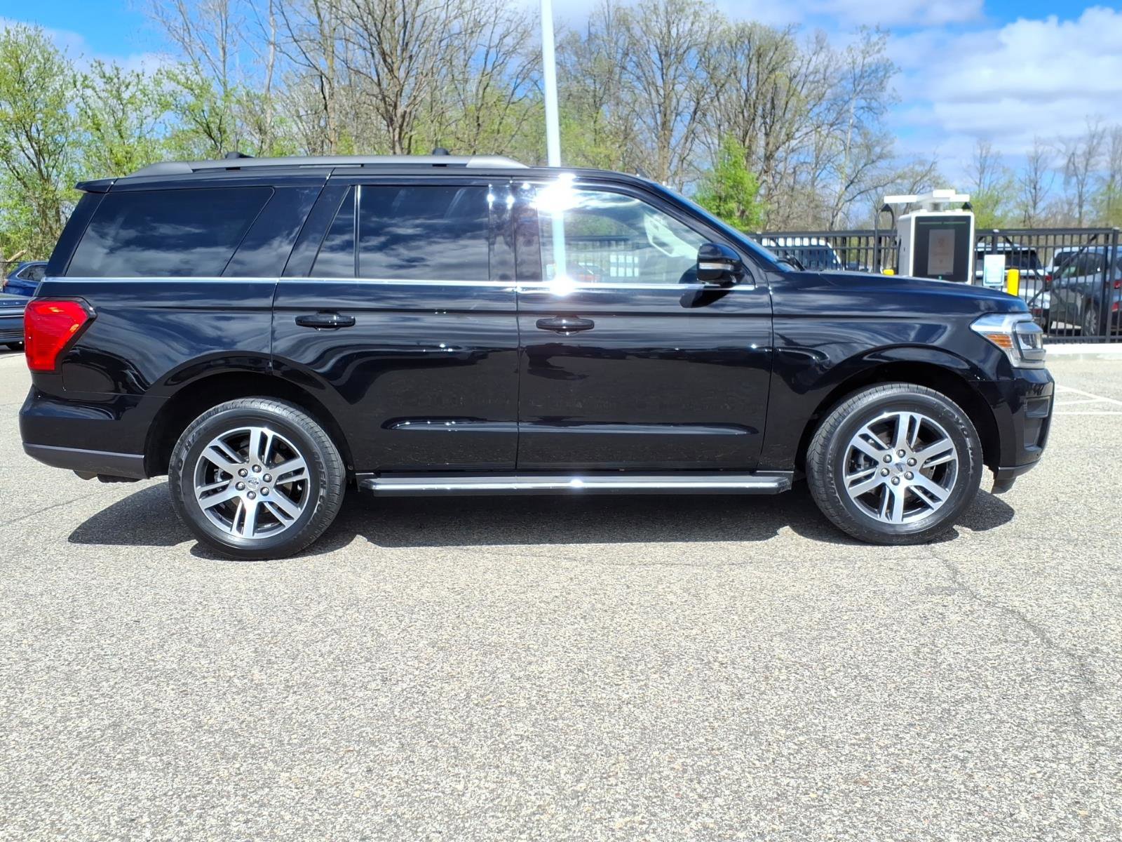 Used 2023 Ford Expedition XLT AWD/4WD image 9