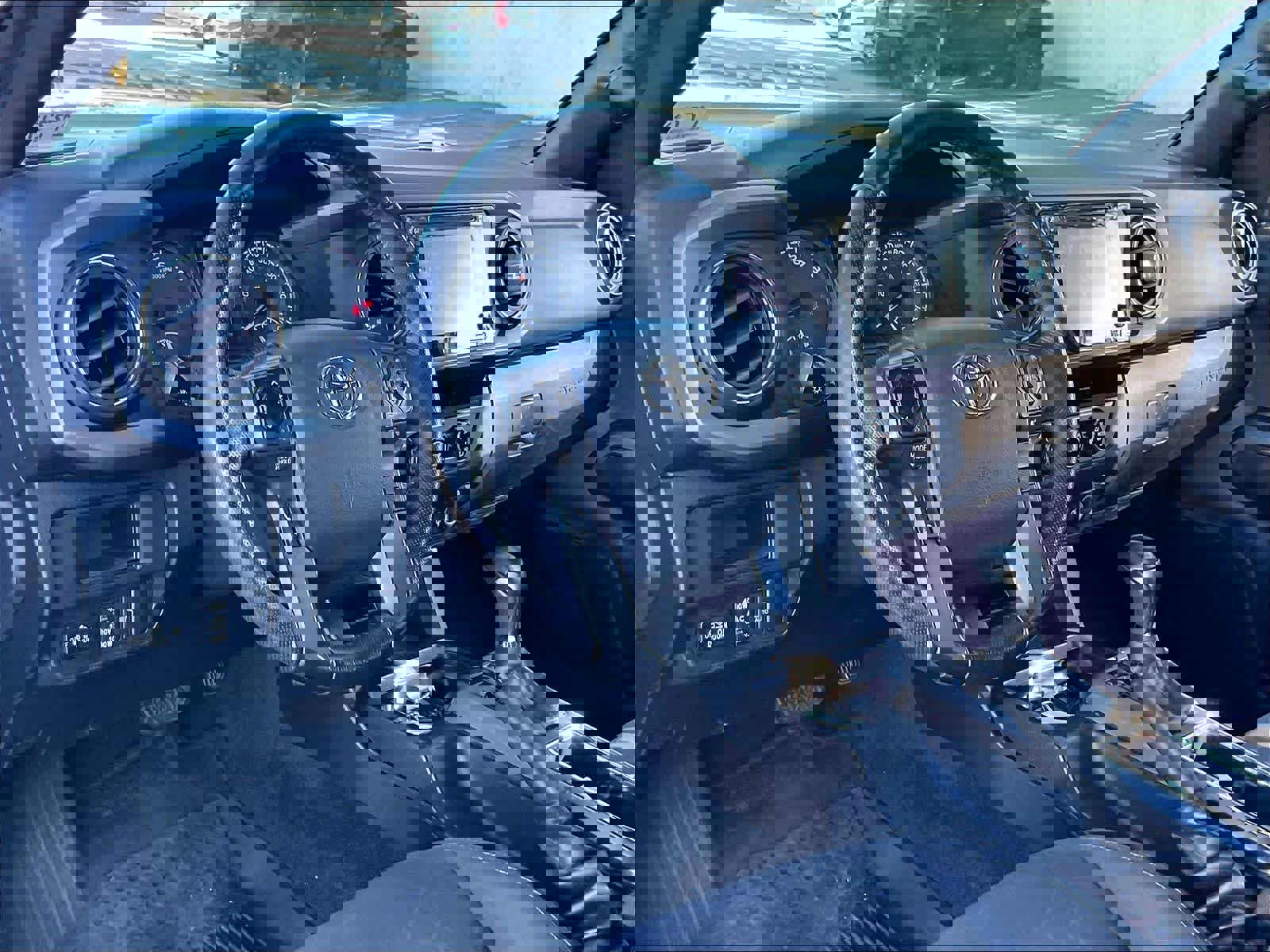 Used 2018 Toyota Tacoma TRD Off-Road w/ Technology Package image 15