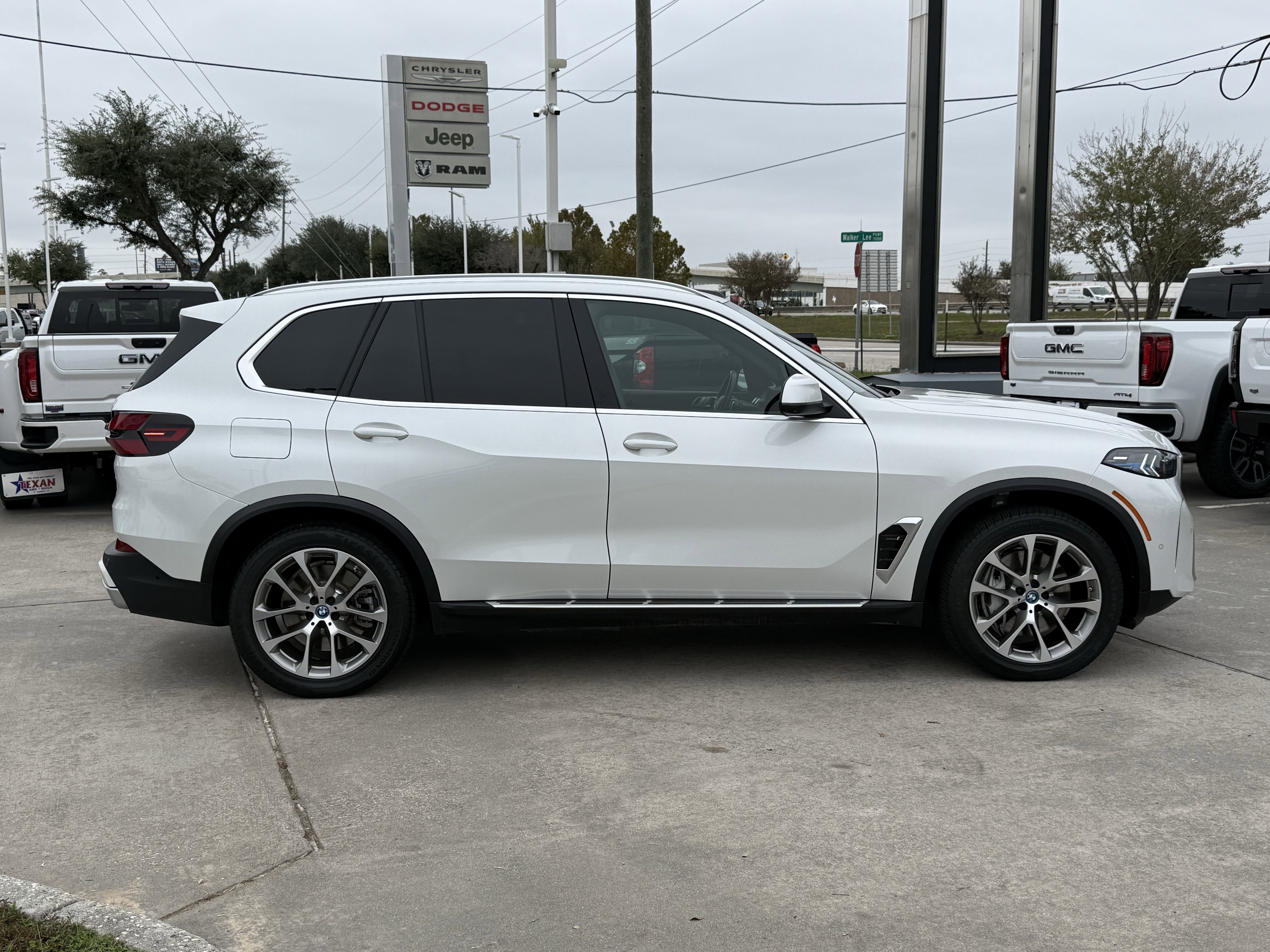 Used 2024 BMW X5 xDrive50e image 3