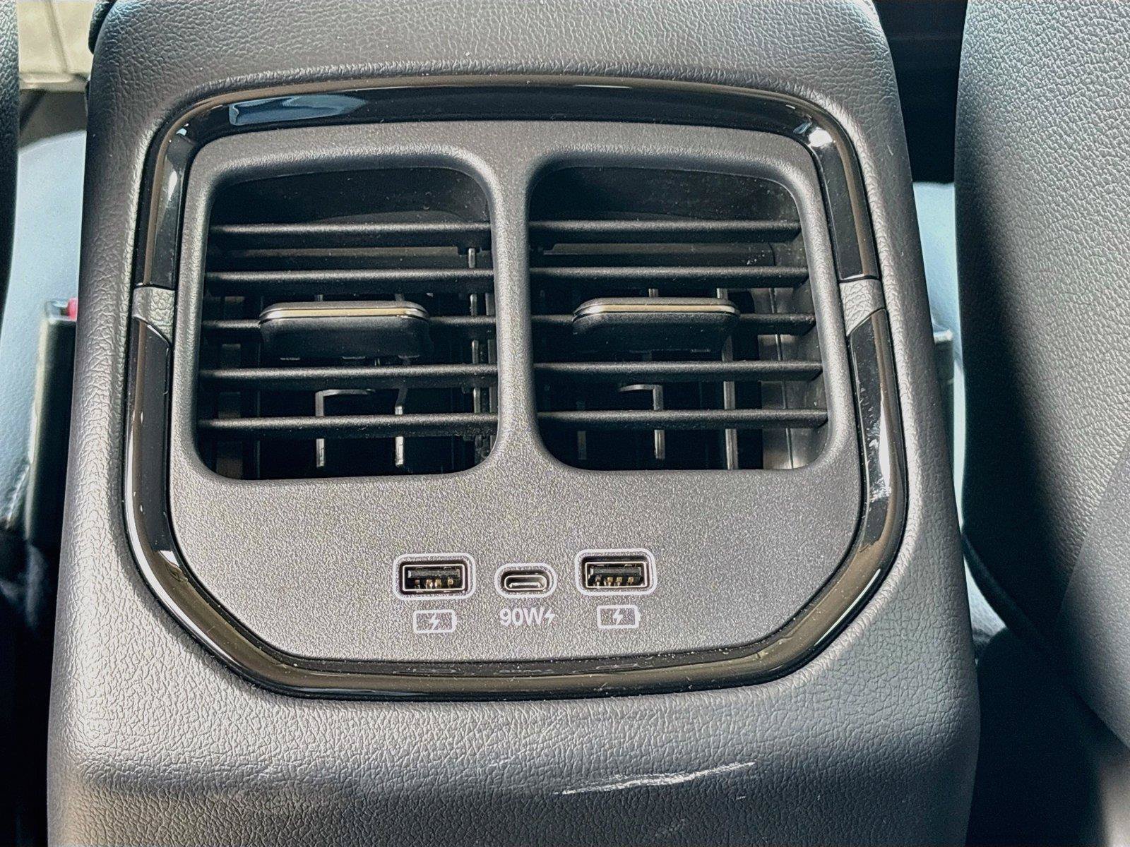 New 2027 VinFast VF 8 Eco AWD/4WD image 24