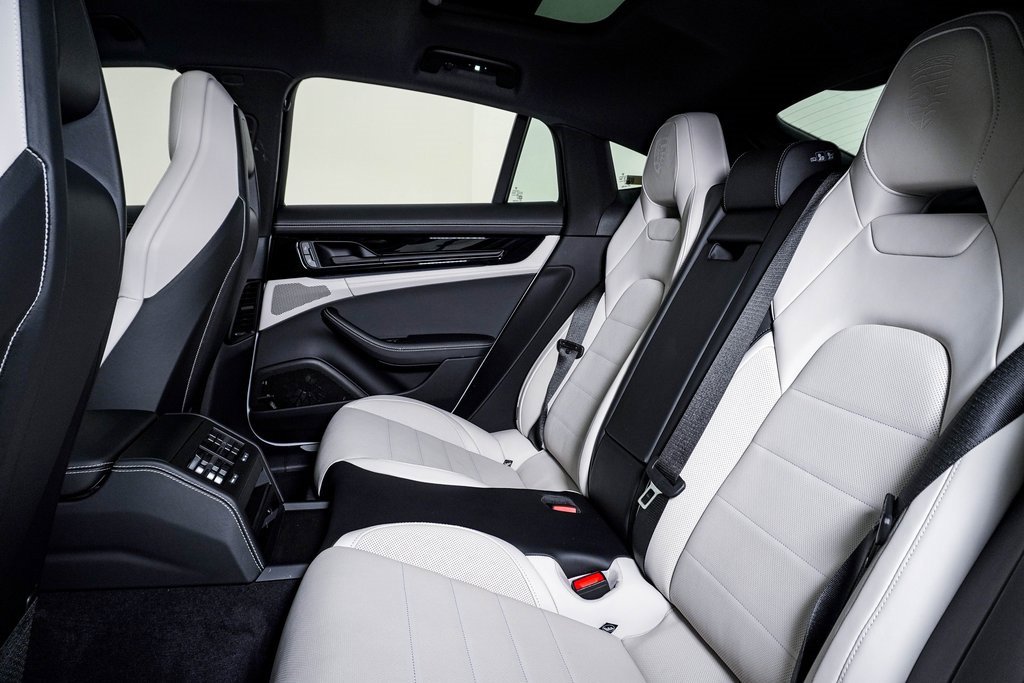 Certified 2025 Porsche Panamera 4 image 17