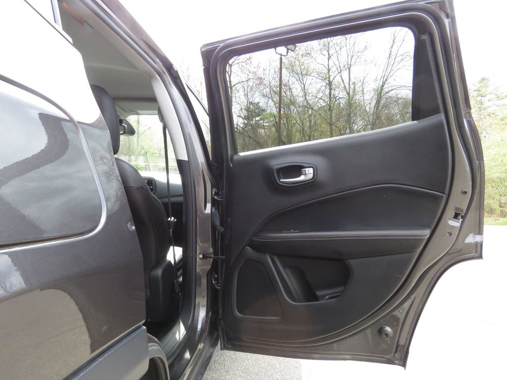 Used 2018 Jeep Compass Latitude w/ Cold Weather Group AWD/4WD image 15