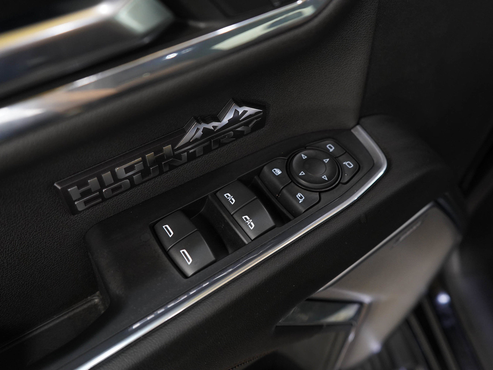 Used 2024 Chevrolet Silverado 1500 High Country w/ High Country Premium Package AWD/4WD image 24