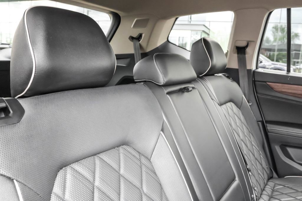 Used 2024 Volkswagen Atlas SEL Premium R-Line image 37