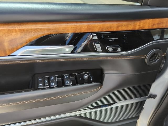 Certified 2022 Jeep Grand Wagoneer Series III w/ HD Trailer Tow Package AWD/4WD image 19