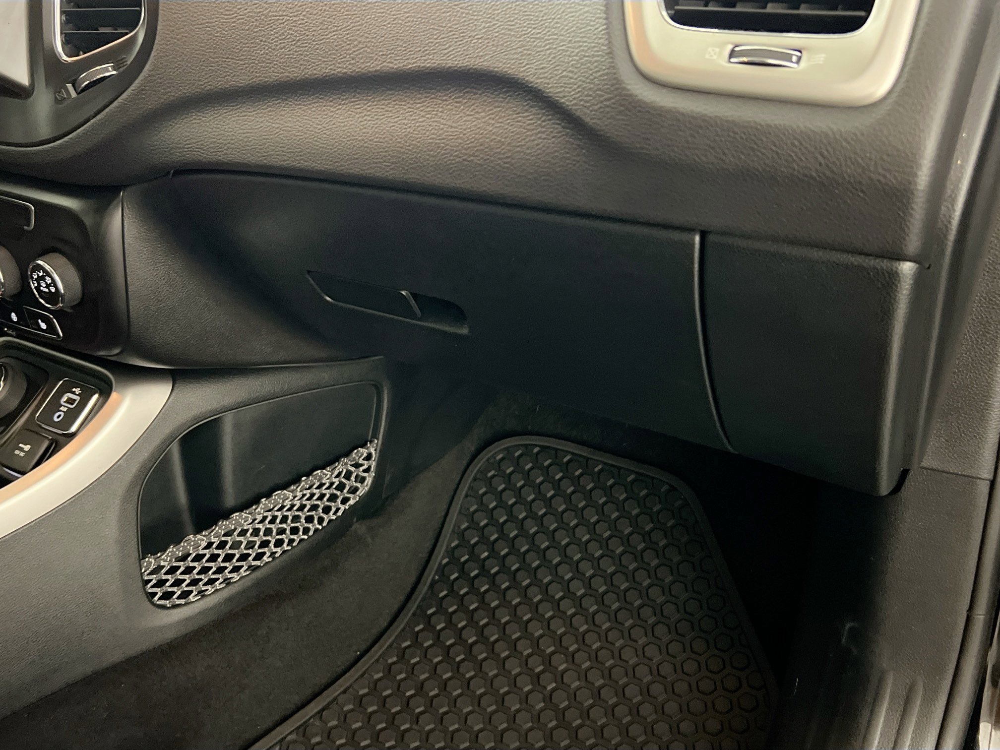 Used 2018 Jeep Compass Latitude w/ Cold Weather Group image 35