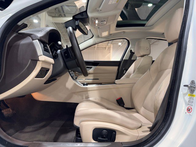 Used 2017 Jaguar XF Prestige RWD image 12