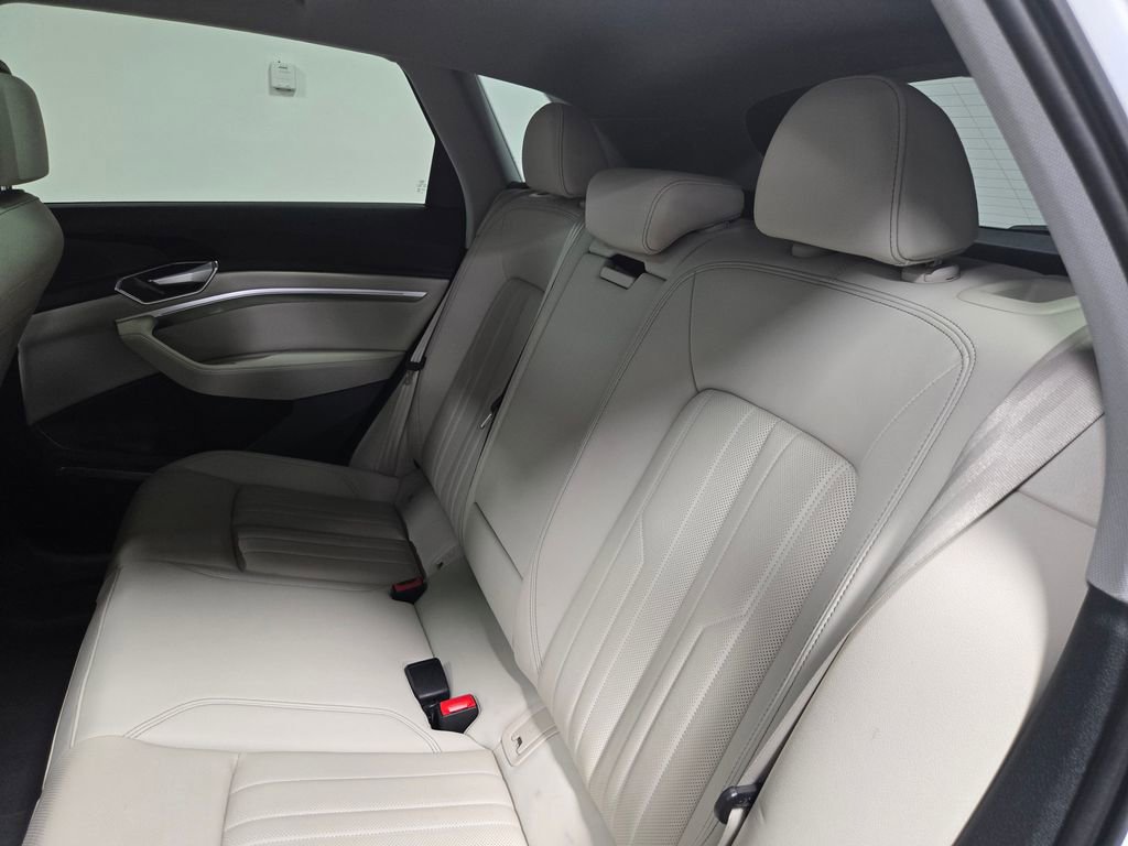 Used 2022 Audi e-tron Premium Plus w/ Premium Plus Package image 35
