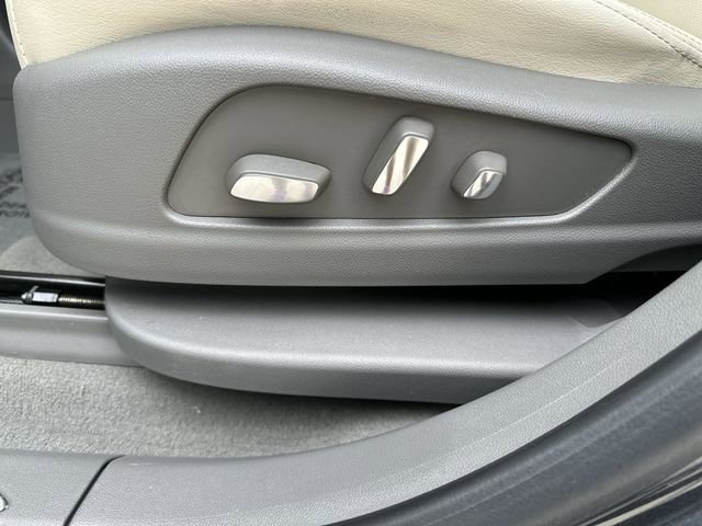 Certified 2023 Cadillac XT5 Premium Luxury w/ LPO, Floor Liner Package AWD/4WD image 17