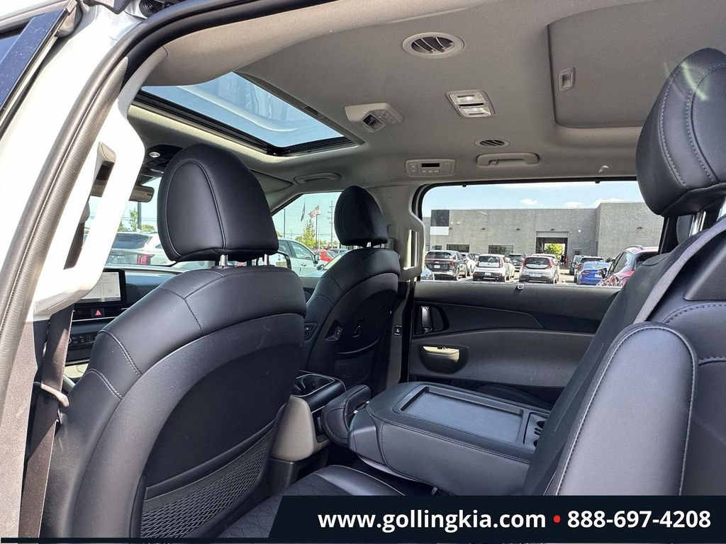 Certified 2025 Kia Carnival SX FWD image 12