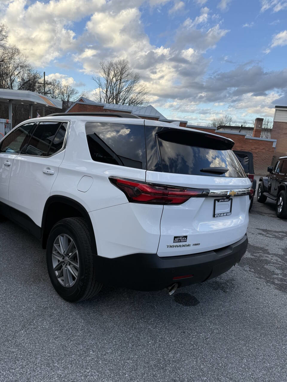 Used 2023 Chevrolet Traverse LT AWD/4WD image 3