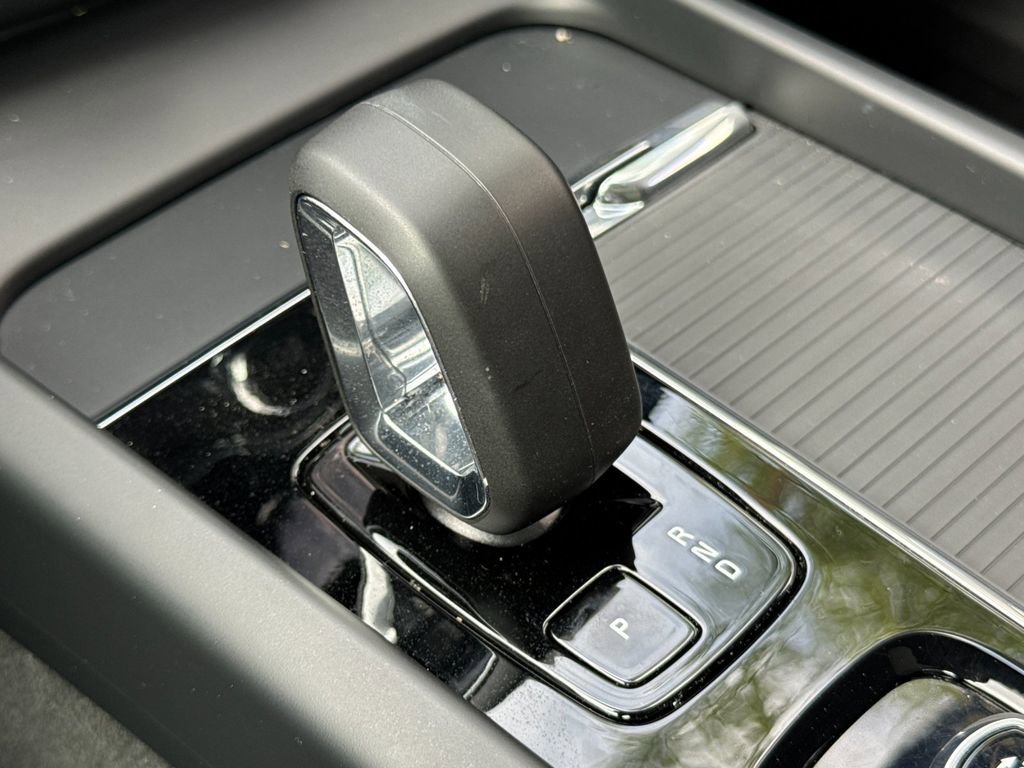 Certified 2025 Volvo XC60 B5 Core image 21