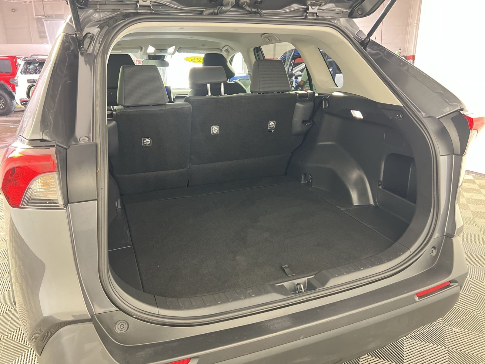 Used 2025 Toyota RAV4 LE AWD/4WD image 27