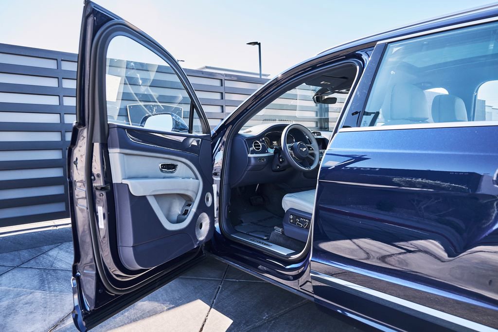 Used 2025 Bentley Bentayga Extended Wheelbase AWD/4WD image 29