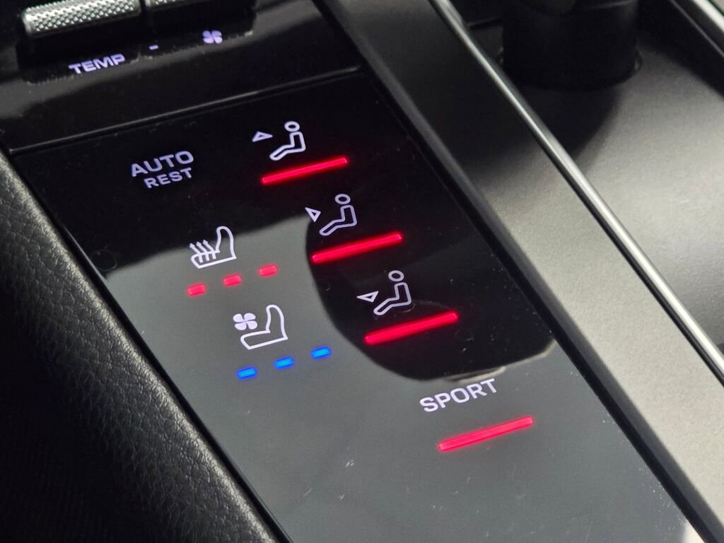 Certified 2024 Porsche Macan image 40