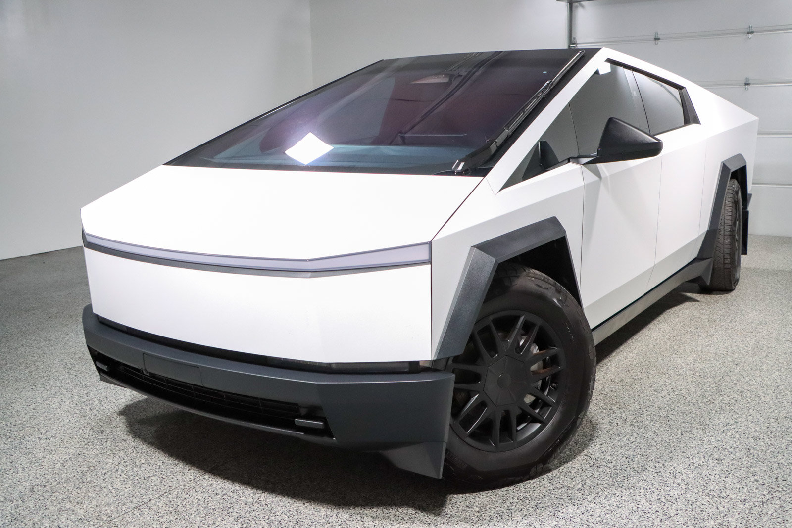 Used 2024 Tesla Cybertruck AWD Crew Cab image 27