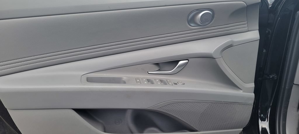 Used 2025 Hyundai Elantra SEL FWD image 11