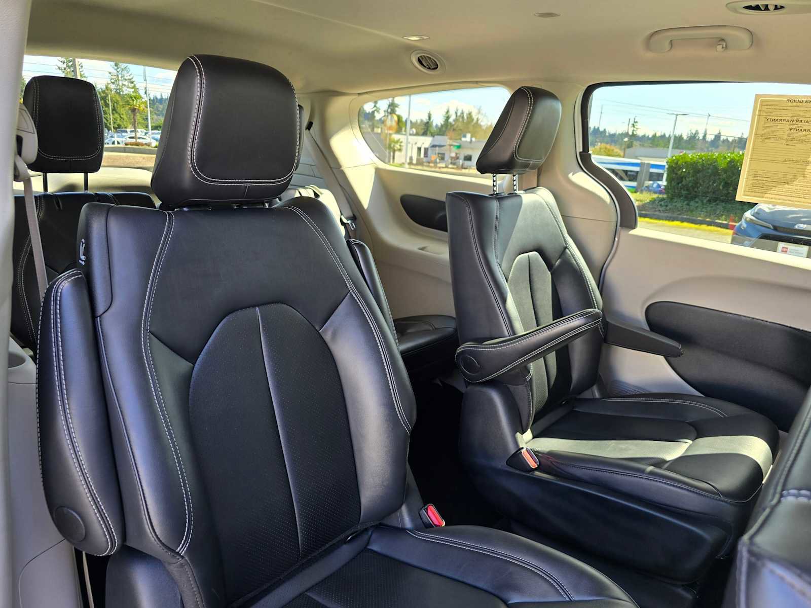 Used 2024 Chrysler Pacifica Select image 13