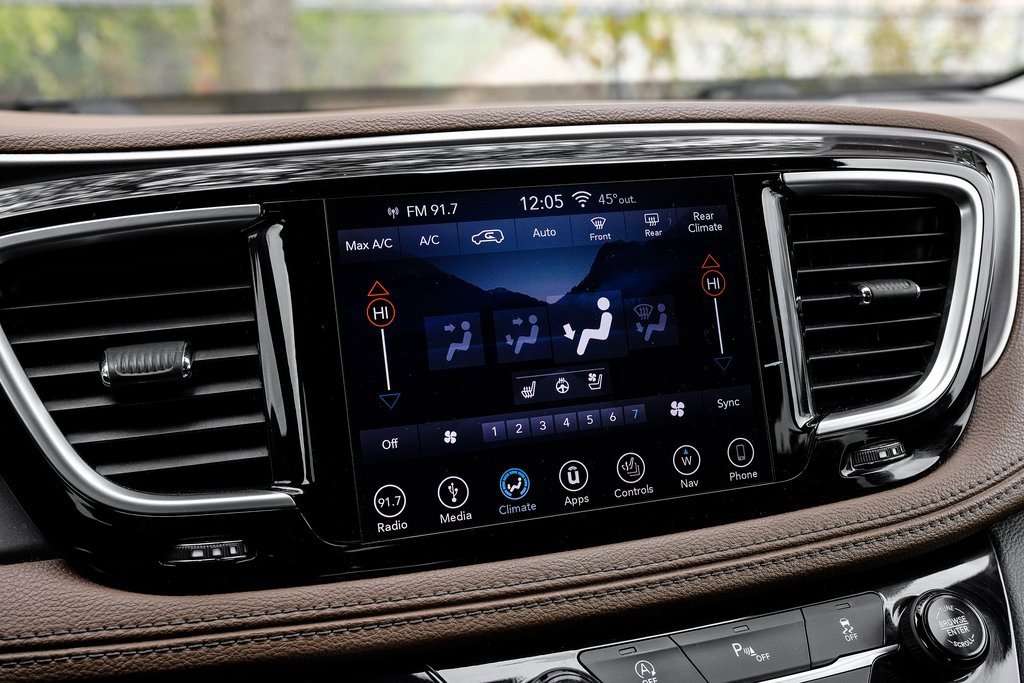 Used 2018 Chrysler Pacifica Limited image 46