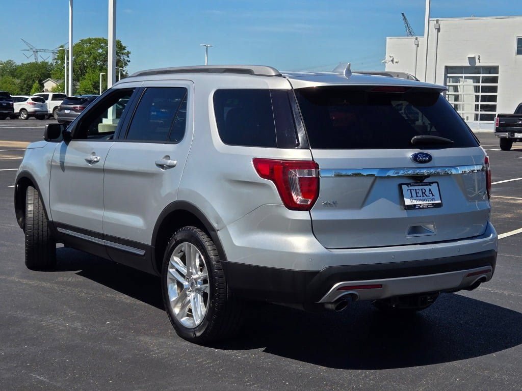 Used 2016 Ford Explorer XLT w/ Equipment Group 202A AWD/4WD image 16