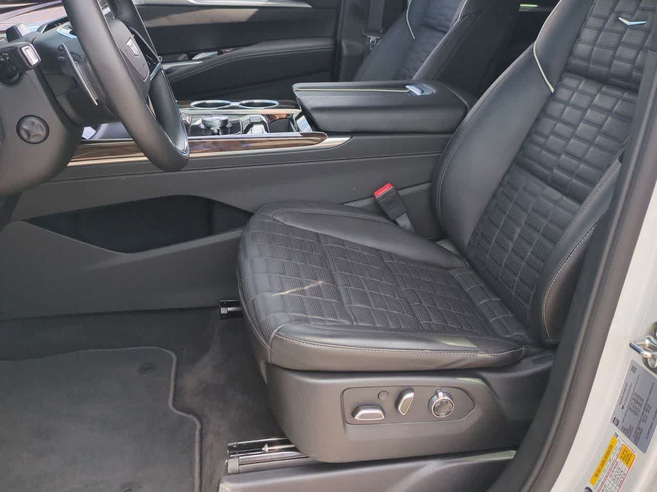 Used 2025 Cadillac Escalade Sport Platinum w/ LPO, ONYX Package AWD/4WD image 15