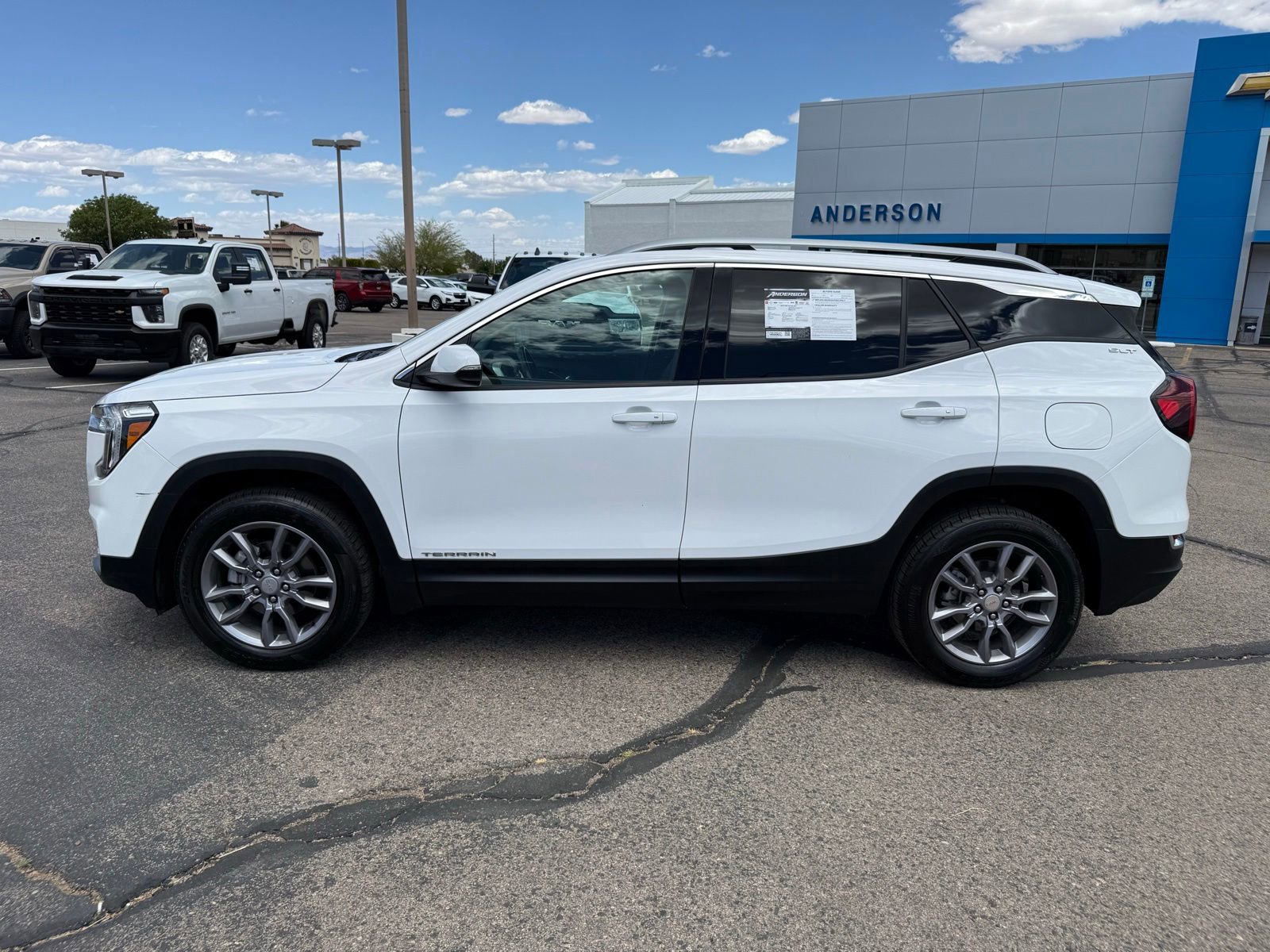 Used 2024 GMC Terrain SLT AWD/4WD image 10