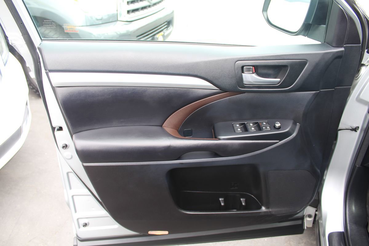 Used 2018 Toyota Highlander XLE AWD/4WD image 17