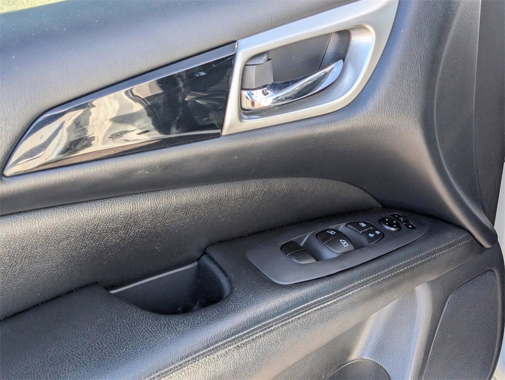 Used 2015 Nissan Pathfinder SV image 17